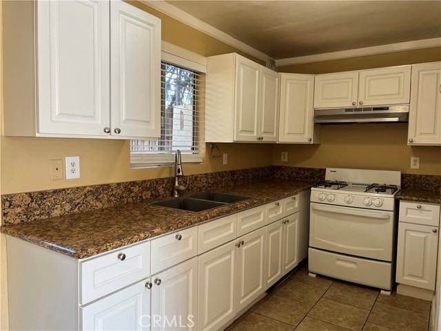 14531 Tupper Street, 31 photo 3