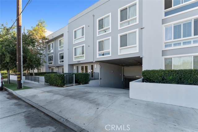 Detail Gallery Image 1 of 1 For 10878 Bloomfield St #201,  Toluca Lake,  CA 91602 - 2 Beds | 2 Baths