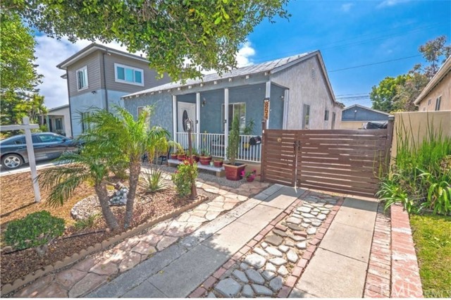 854 Warren Avenue Venice, California CHOOSE YOUR ADVENTURE - 2 DELIGHTFUL OPTIONS FOR DEVELOPERS AND DREAMERS!!! Very desirable Venice beach home with plans for ready-to-build dream home OR keep existing home ! Which will you choose?? Option #1:Move in now to existing 2 bedroom 1 bath home Option#2: Completed Plans with RTI Permits for a Custom home delivered to you and ready to build on day 1! This new build home will be a two story 4 bedroom 3.5 bath house on a 4,400 square foot lot.