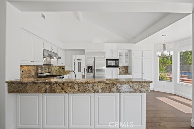 Detail Gallery Image 17 of 63 For 22101 Cairnloch St, Calabasas,  CA 91302 - 4 Beds | 3 Baths