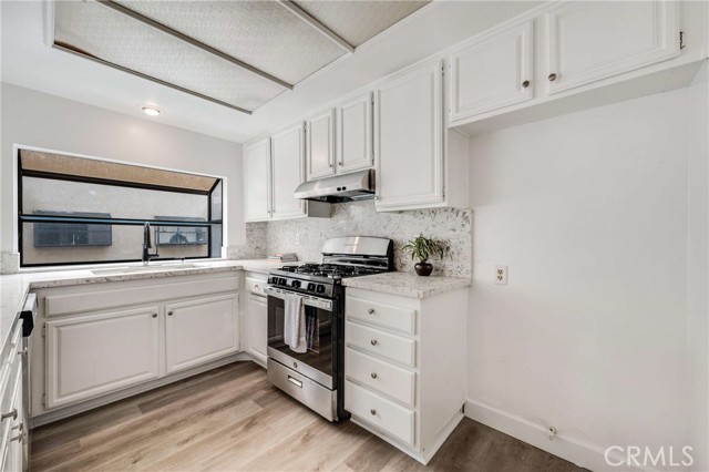 13901 Sayre Street, 7 photo 2