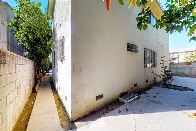 6152 Woodman Avenue photo 7