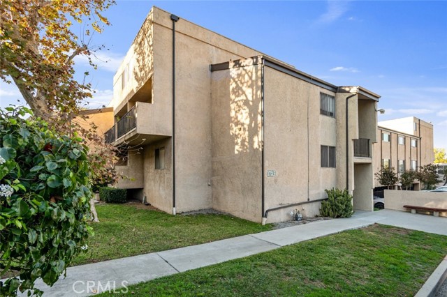 Detail Gallery Image 1 of 31 For 1725 Neil Armstrong St #102,  Montebello,  CA 90640 - 3 Beds | 2 Baths