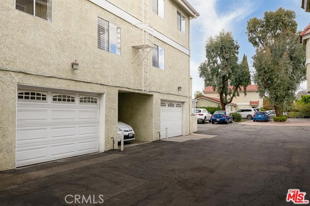 13825 Victory Boulevard, 4 photo 6