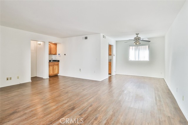 19442 Wyandotte Street, 14 photo 7