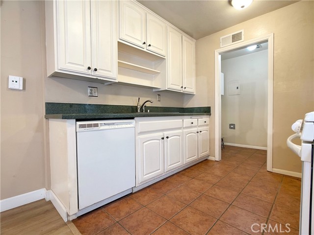 7550 Corbin Avenue, 1 photo 7