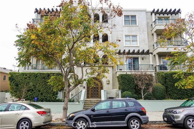 357 N Hayworth Avenue 301 Los Angeles, California Modern upscale condo unit located in one of LA’s premier neighborhoods. Built in 2008, The Citron is an intimate complex of just 16 all- corner unit condominiums. Unit 301 is a 3 Bedroom 2.5 Bathroom floorplan dressed in the finest features for comfortable living and privacy. Enter the pavilion Foyer, which leads to the open floorplan with high ceilings and natural lighting. Over 1600 sqft of living, there’s hardwood floors, recessed lights, custom crown molding, ample storage, and in-unit laundry. The galley kitchen has granite counters, maple cabinetry, and complete with all Viking appliances. The living area has a private balcony and oversized windows offering views of the Hollywood sign, treetop-hills, and the city. The master suite is located away from the two additional rooms and includes a walk-in closet, private bathroom with dual sinks, separate tub, and shower. Two additional rooms are nicely sized and have finished closets. Controlled access gated complex with subterranean parking and 2-car tandem parking plus guest parking. A short distance away from The Grove, Farmers Market, CBS Studios, Fairfax District and dining.