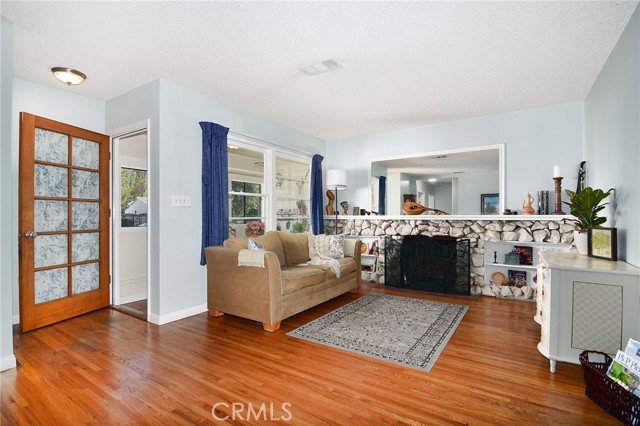 18730 Wyandotte Street photo 4