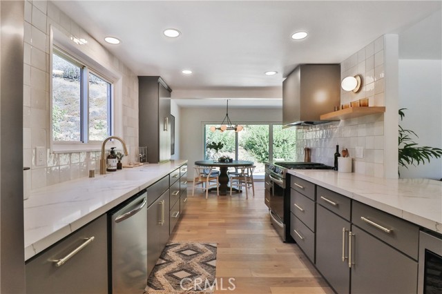 Kitchen w/ quartz stone counters