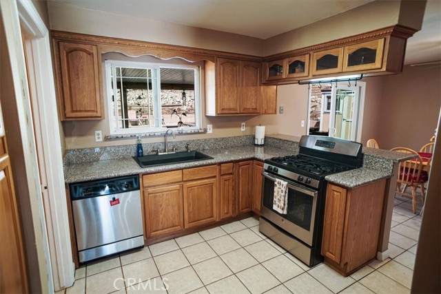 Wonderful kitchen with breakfast bar and stainless appliances