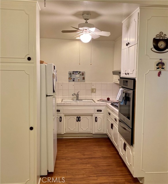 Kitchen Includes Refrigerator and Microwave!