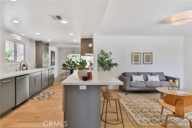 Kitchen w/ breakfast bar / island