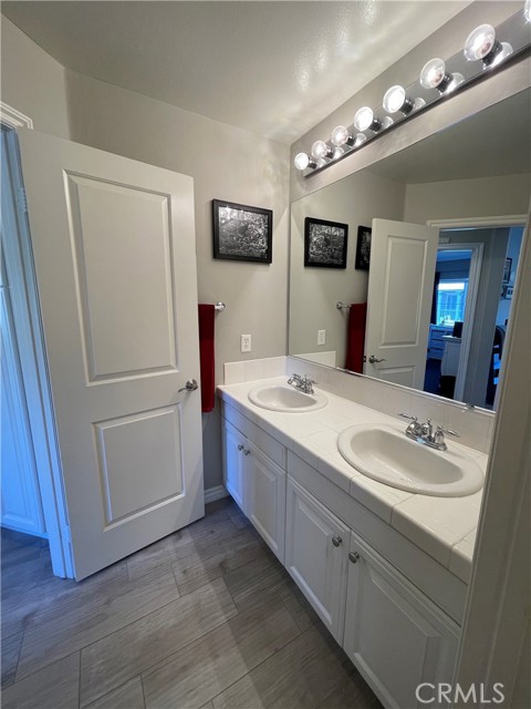 2nd bathroom with dual sinks and tub/shower