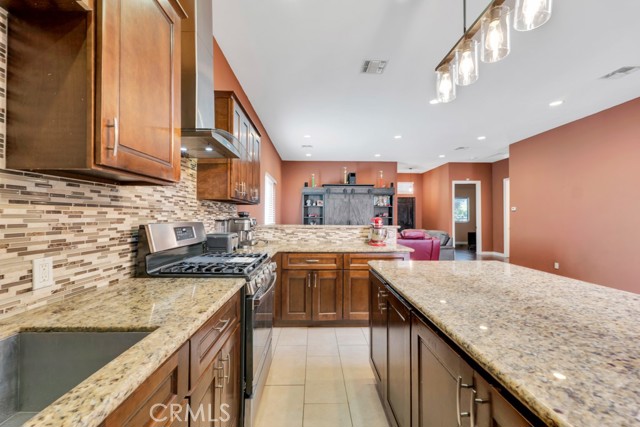 22139 Leadwell Street photo 5