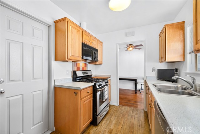 13907 Archwood Street photo 7