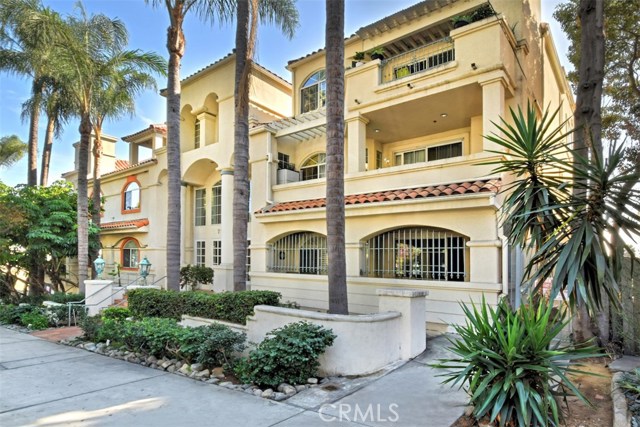 7218 Hillside Avenue 204 Los Angeles, California Fabulous 3 bedroom condo with over 1700 sq ft. in an amazing West Hollywood Hills location, down the street from Runyon Canyon. Open and flowing floor plan with high ceilings and architectural detail make this a fantastic home. Living room has a fireplace and wall of windows opening to patio and a lovely view. The formal dining room has a wet bar and opens up to the living room and is great for entertaining. The gourmet eat-in-kitchen has stainless steel appliances, great cabinet and counter space and tile floors. Master suite has double door entry way, dual vanity, separate shower and spa tub, walk-in closet, a fireplace and access to the patio too! Laundry hook ups in the unit. Secure building with 2 tandem parking spots, rooftop deck with fabulous views. Close to shops, restaurants & public transportation.