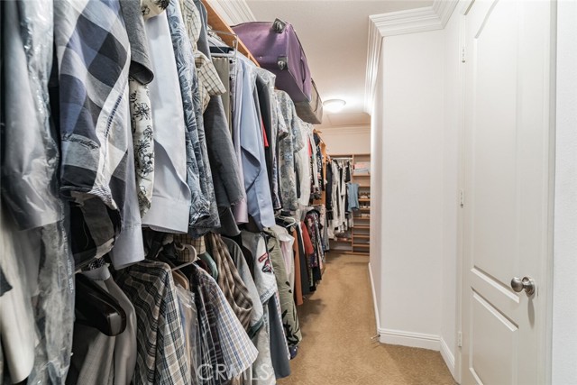 MASTER BEDROOM EXTRA LONG WALK-IN CLOSET