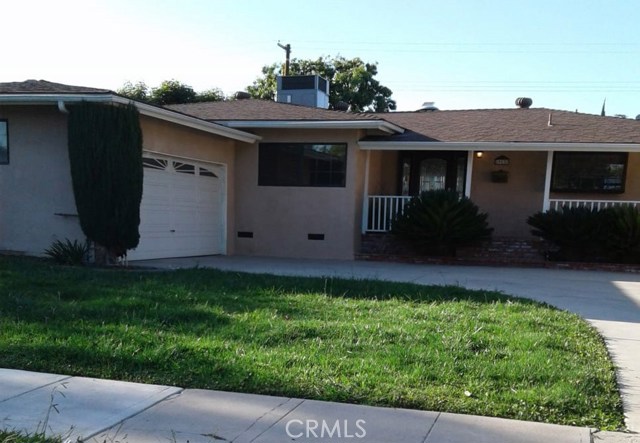 19137 Sylvan Street Tarzana, California LIKE A BRAND NEW HOUSE. BEAUTIFUL, MODERN, OPEN FLOOR PLAN. This house recently had an entire remodeling (inside and out) including additions with permits. Inside, you’ll find a versatile open floor plan. Kitchen with newer cabinets, granite counters, and appliances.
Laminate flooring throughout the house. Beautiful entrance door, interior doors and windows. Newer roof and garage door.
Large open floor-plan, very light and bright. 2 car garage. Looks and feels larger than actual square footage.