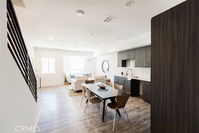 14827 Victory Boulevard photo 4