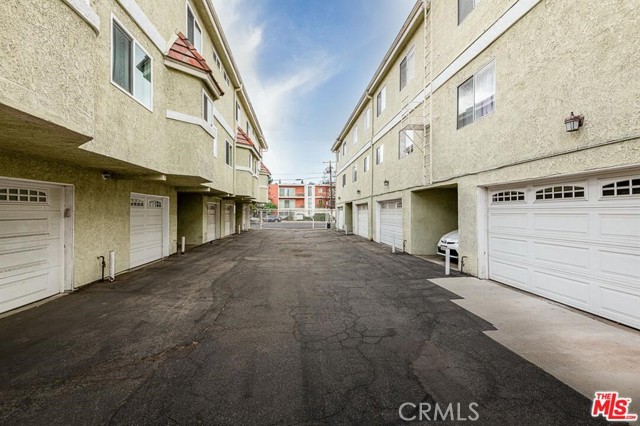 13825 Victory Boulevard, 4 photo 7