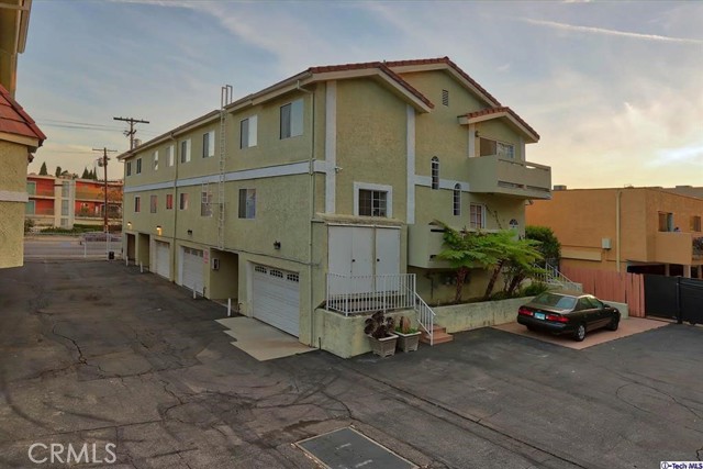 13825 Victory Boulevard, 4 photo 3