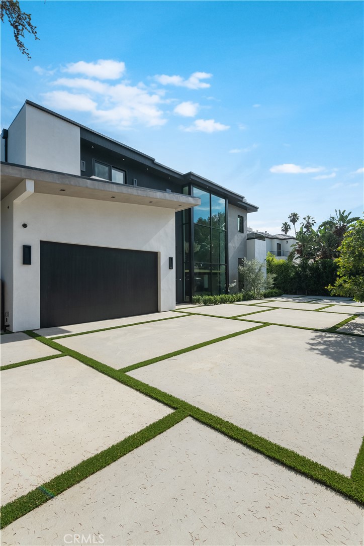 13340 Chandler Boulevard, Sherman Oaks, CA 91401