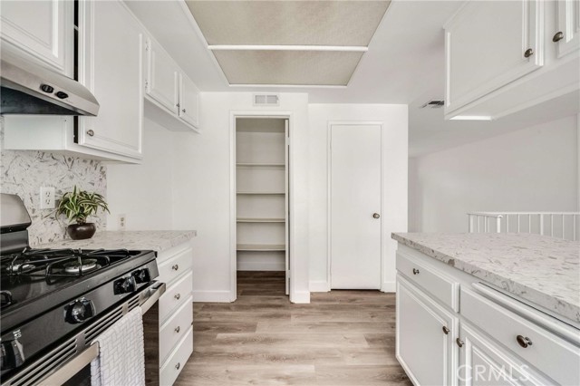 13901 Sayre Street, 7 photo 3