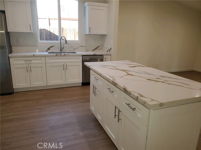 Love the design of the quartz countertops.