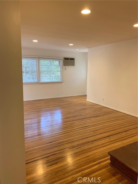 12825 Oxnard Street photo 6