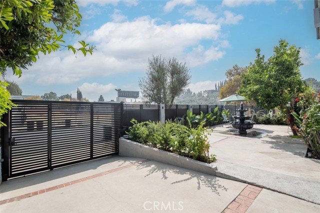 1717 North Berendo Street, 1/2 photo 2