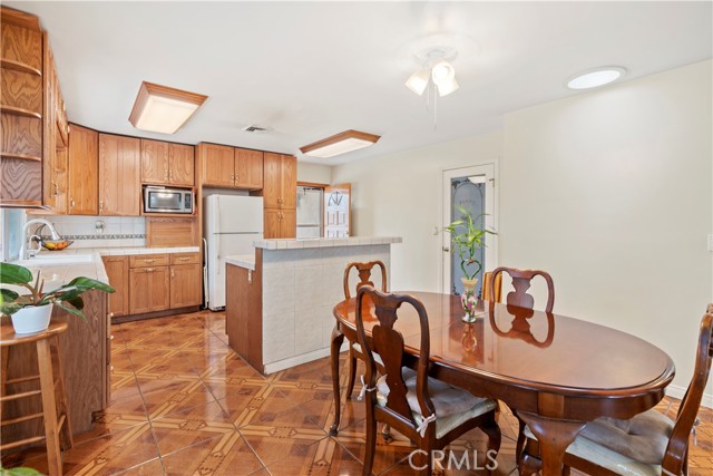 Detail Gallery Image 4 of 14 For 2244 Dymond St, Burbank,  CA 91505 - 3 Beds | 2 Baths