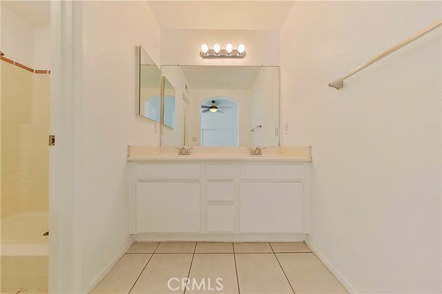 Master bath with dual sinks