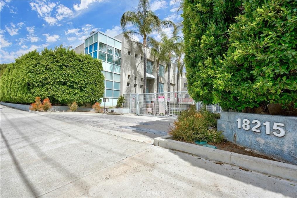 18215 Burbank Boulevard 10, Tarzana, CA 91356