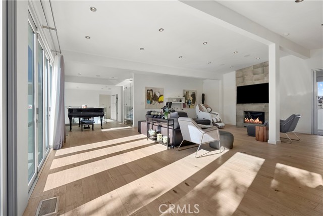 7470 Woodrow Wilson Drive Hollywood Hills, California 7470 Woodrow Wilson Drive