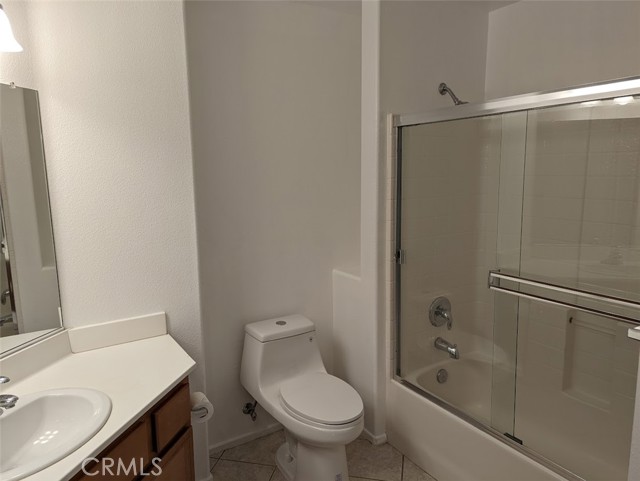 Secondary full bathroom