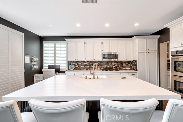 Kitchen with quartz counter top