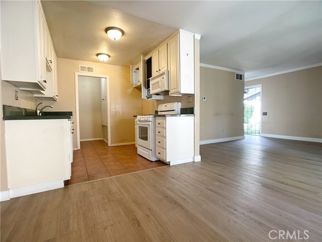 7550 Corbin Avenue, 1 photo 8