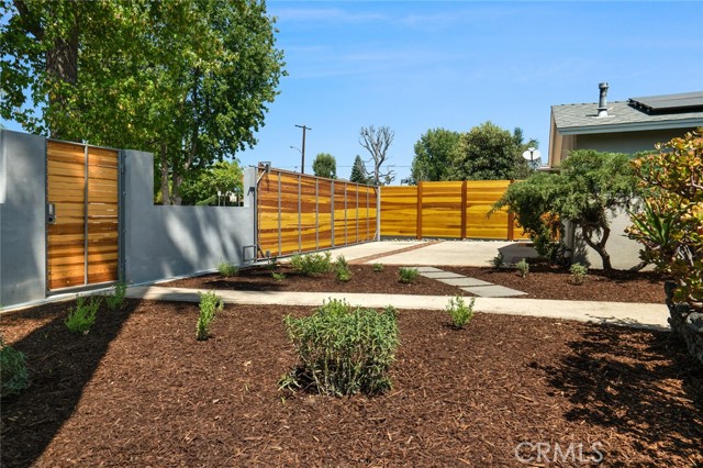 6952 Colbath Avenue photo 4