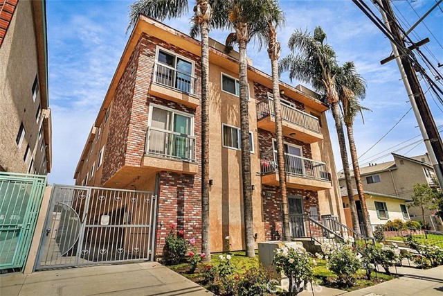 630 S Lake Street 203 Burbank, California Come and visit this spacious 2 bedroom 2 bathroom condo located in Burbank. This unit is close to all shopping centers, transportation and all local freeways. Property has been recently remodeled, you will notice a spacious living room, dining area, upgraded kitchen and updated laminate flooring throughout the living area.