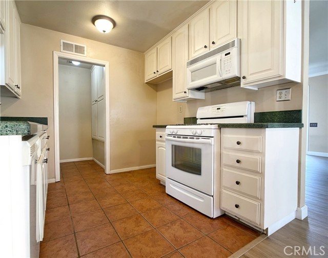 7550 Corbin Avenue, 1 photo 6