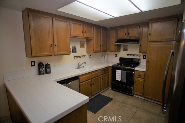 Kitchen with Peninsula, Dishwasher, Fridge and Stove