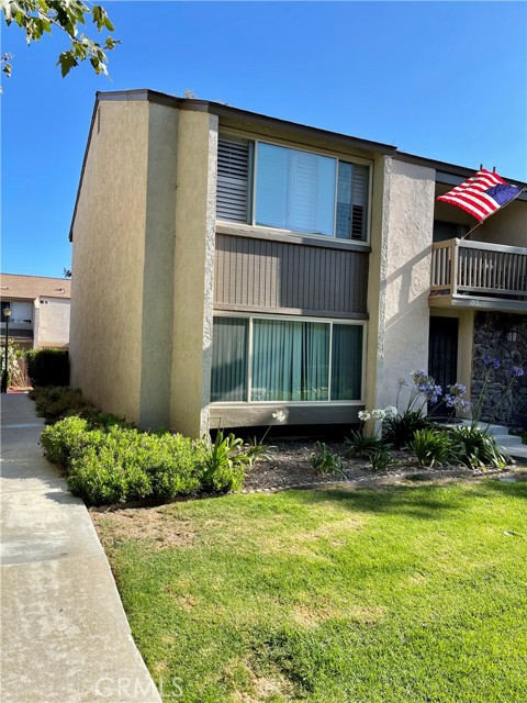 Convenient walkway from driveway and parking space.