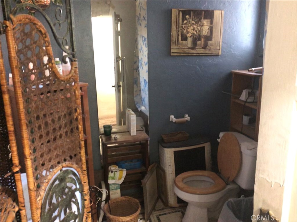 https://media.crmls.org/mediascn/c76feba6-4cab-48fb-a8f6-d7f4688e28c0.jpg?preset=X-Large