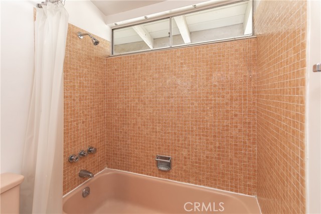 Hallway tub & shower combination