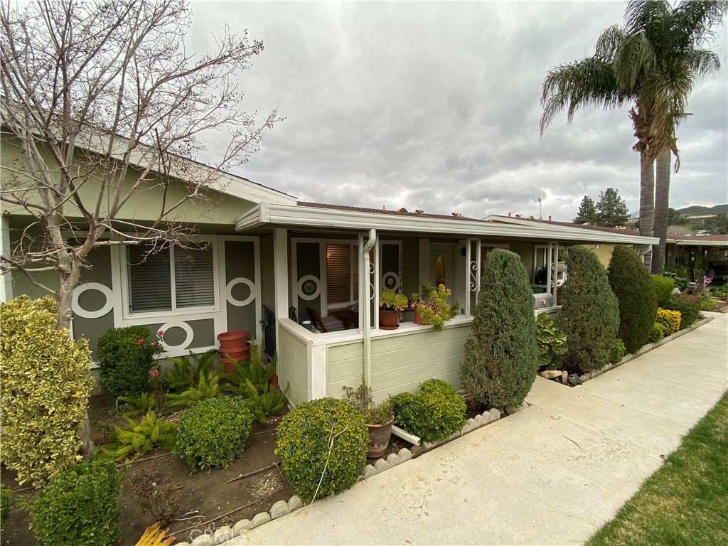 19203 Avenue Of The Oaks A, Newhall, CA 91321