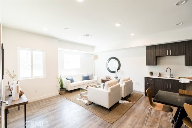 14827 Victory Boulevard photo 3