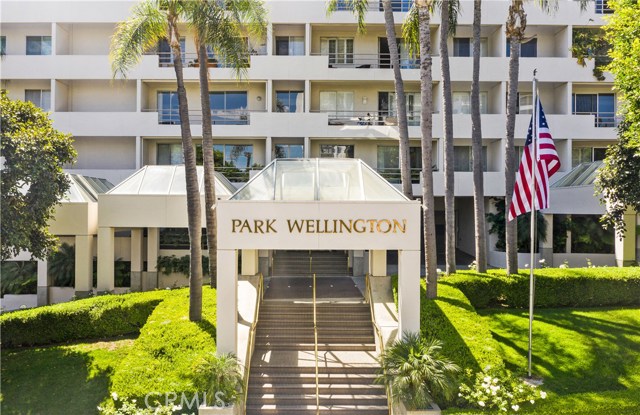 1131 Alta Loma Road 419 West Hollywood, California Welcome to this elegant and stylish condo in Park Wellington. This resort style complex offers 24 hour security, front desk doormen, heated salt water pool with two spas, tennis court, newly remodeled fitness center, sauna, dog park and gated parking garage with guest parking. Enjoy this beautifully updated open concept layout with gleaming wood floors, granite counters, stainless steel appliances, custom closets, private patio and updated baths. Close to some of the finest restaurants, hotels and shops that Sunset Boulevard has to offer.