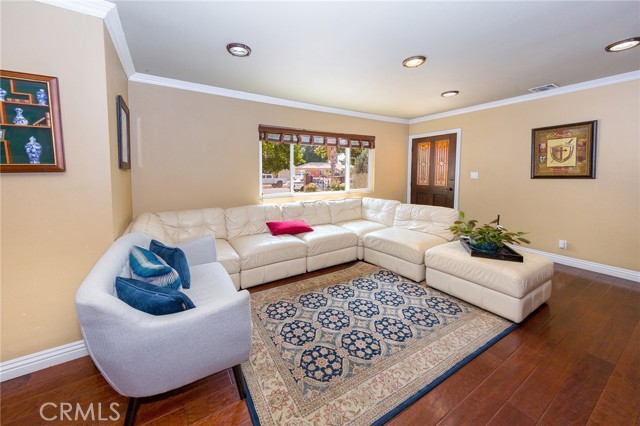 7353 Amestoy Avenue photo 4