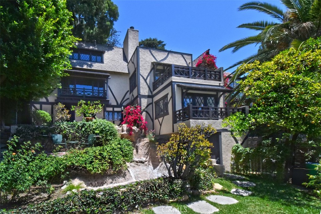 3892 Clayton Avenue, Los Angeles, CA 90027