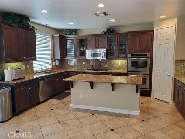 Chefs delight !  Large center island, 5 burner stove, double oven, walk in pantry and cabinets galore !